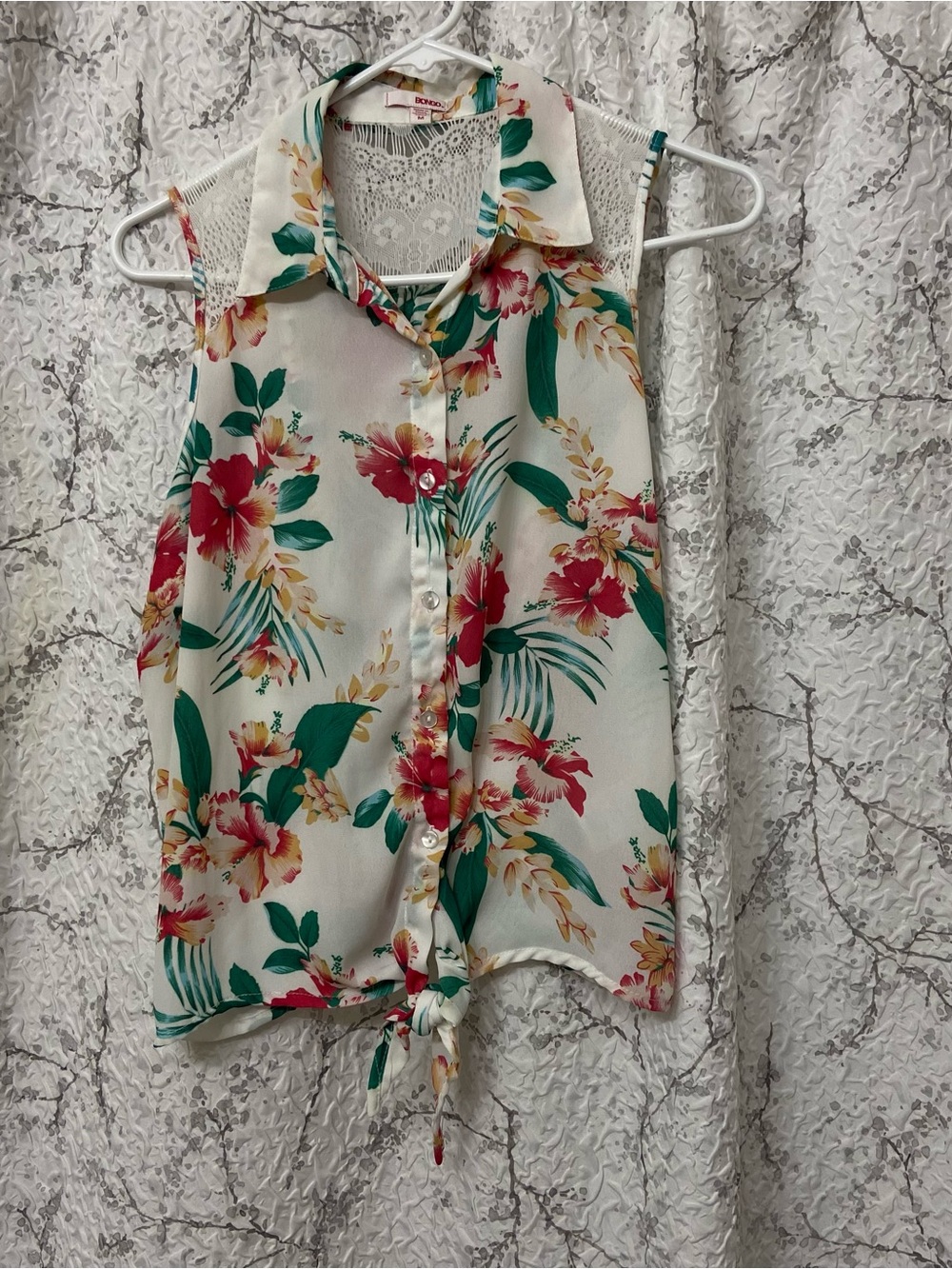 BONGO Floral Tie-Front Sleeveless Blouse - White with Green & Red Floral Size M